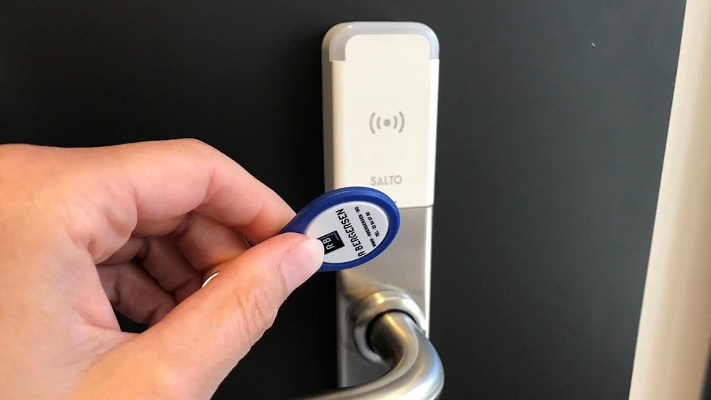 Betjening av elektronisk lås med nøkkelbrikke.